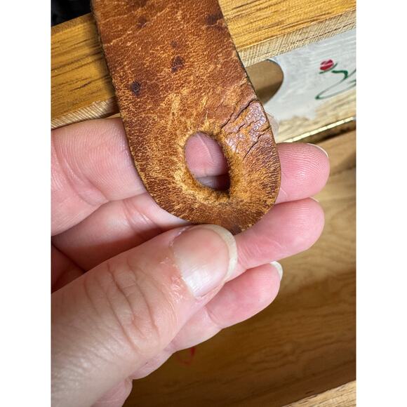 Vintage Wood Box Prairie Painted Plastic Handled Purse with Leather Twist Latch - Picture 7 of 7